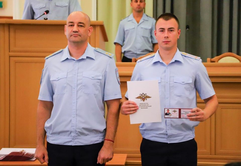 120 выпускников Луганского филиала ВИ МВД России получили служебные удостоверения 120 выпускников Луганского филиала ВИ МВД России получили служебные удостоверения