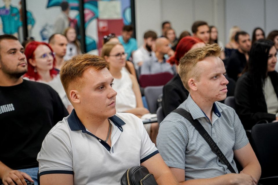 Время полезной программы. На Форуме работающей молодёжи участники смогли пообщаться на равных с первыми лицами региона — представителями власти и ведущих предприятий ЛНР Время полезной программы. На Форуме работающей молодёжи участники смогли пообщаться на равных с первыми лицами региона — представителями власти и ведущих предприятий ЛНР