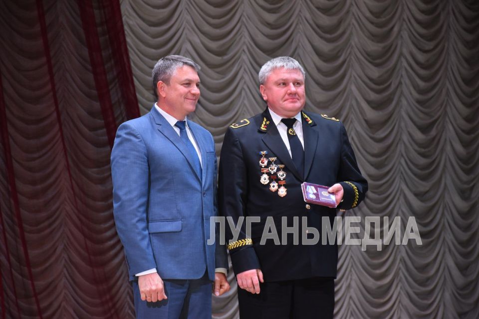 Глава республики поздравил шахтеров с профессиональным праздником в Стаханове Глава республики поздравил шахтеров с профессиональным праздником в Стаханове