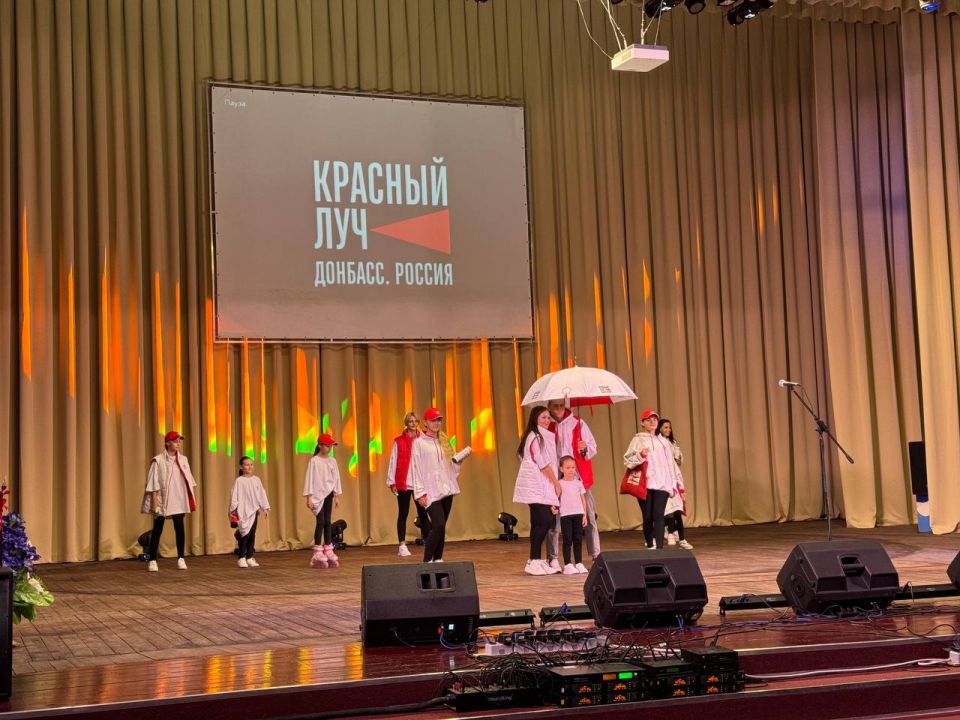 Сергей Соловьев: В честь 130-летия Красного Луча принял участие в торжественном концерте «Юбилейные фанфары Красного Луча» Сергей Соловьев: В честь 130-летия Красного Луча принял участие в торжественном концерте «Юбилейные фанфары Красного Луча»