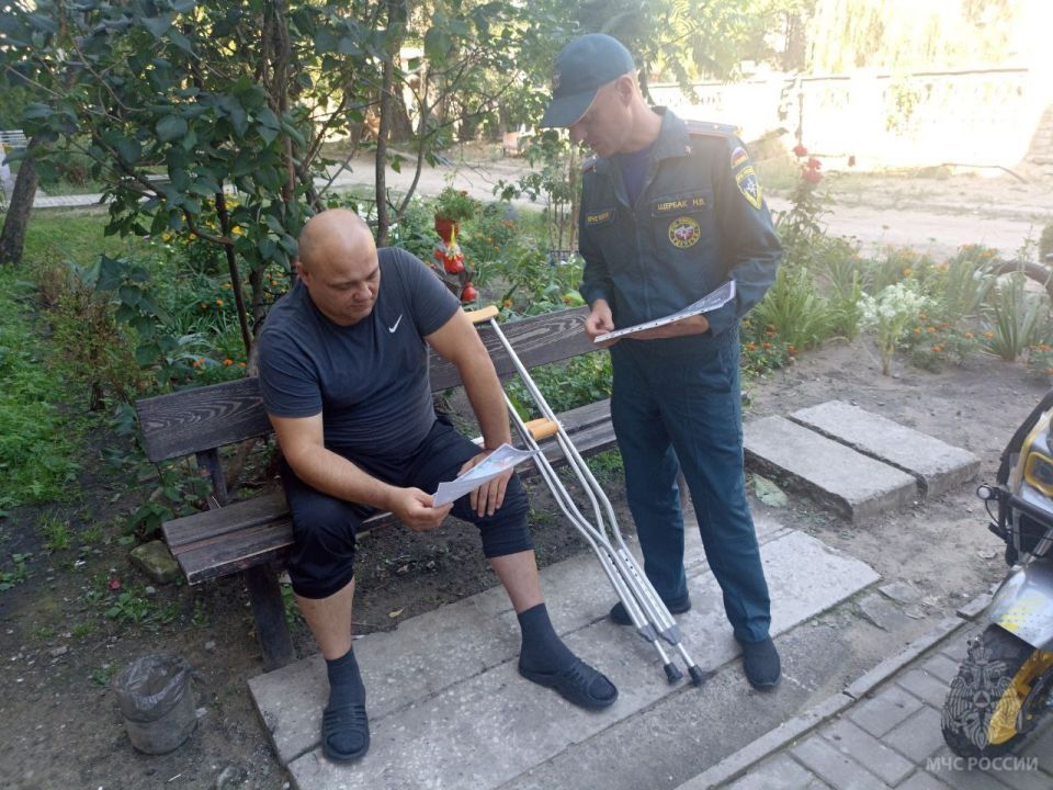 Сотрудники МЧС провели в Рубежном профилактические беседы с жителями о пожарной безопасности перед началом отопительного сезона Сотрудники МЧС провели в Рубежном профилактические беседы с жителями о пожарной безопасности перед началом отопительного сезона
