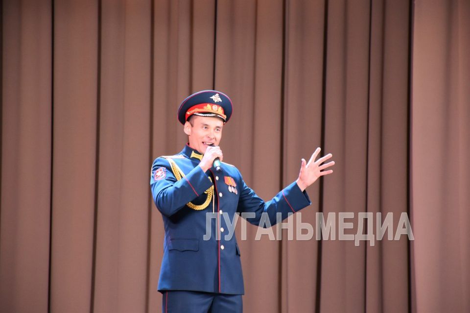 Юбилейные фанфары Красного Луча звучали сегодня во Дворце культуры им. В. И. Ленина Юбилейные фанфары Красного Луча звучали сегодня во Дворце культуры им. В. И. Ленина