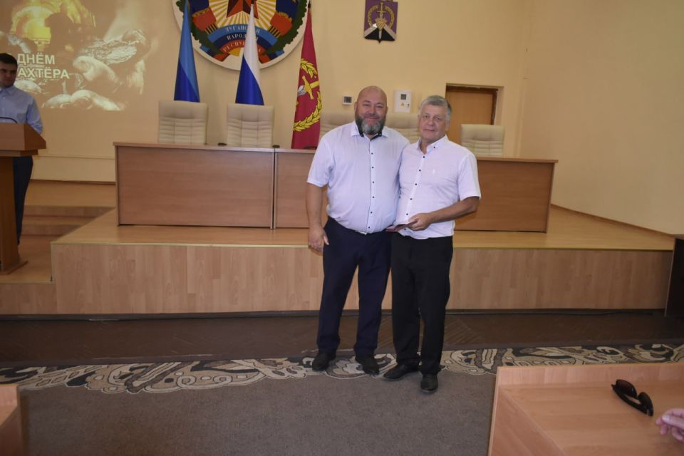 В Перевальске прошло торжественное награждение работников угольной отрасли В Перевальске прошло торжественное награждение работников угольной отрасли
