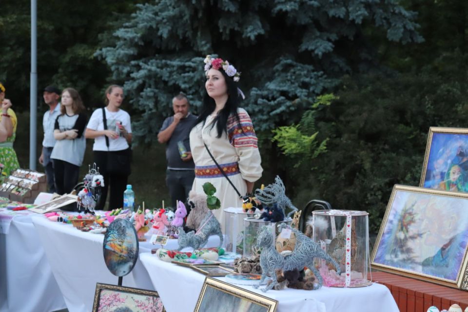 В День города на площади у памятника Алексею Стаханову прошла выставка «Город мастеров» В День города на площади у памятника Алексею Стаханову прошла выставка «Город мастеров»