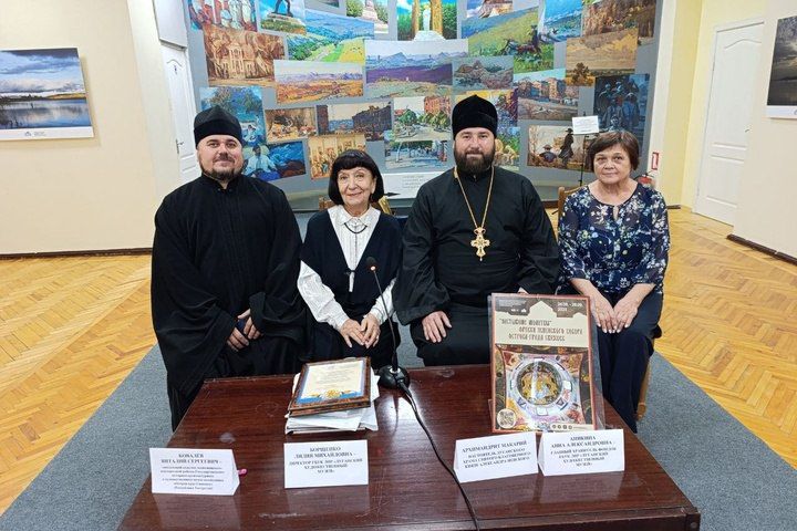 Икона с головой пса и Бог Отец в виде ангела: В Луганск привезли выставку храмовой росписи времен Ивана Грозного Икона с головой пса и Бог Отец в виде ангела: В Луганск привезли выставку храмовой росписи времен Ивана Грозного