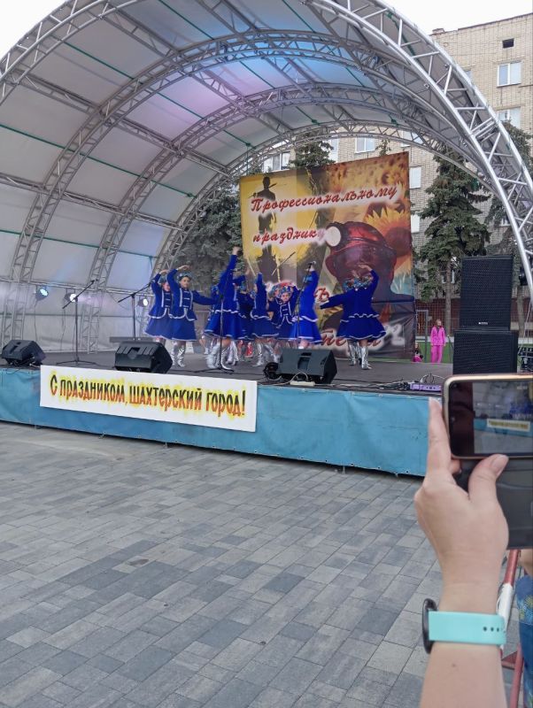 В День шахтёра на центральной городской площади Мира для антрацитовцев состоялся праздничный концерт В День шахтёра на центральной городской площади Мира для антрацитовцев состоялся праздничный концерт