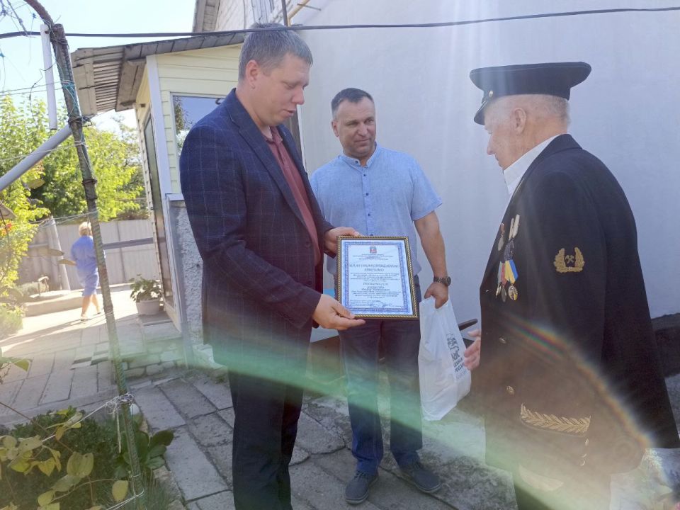 Депутаты Совета поздравили ветерана шахтёрского труда Депутаты Совета поздравили ветерана шахтёрского труда