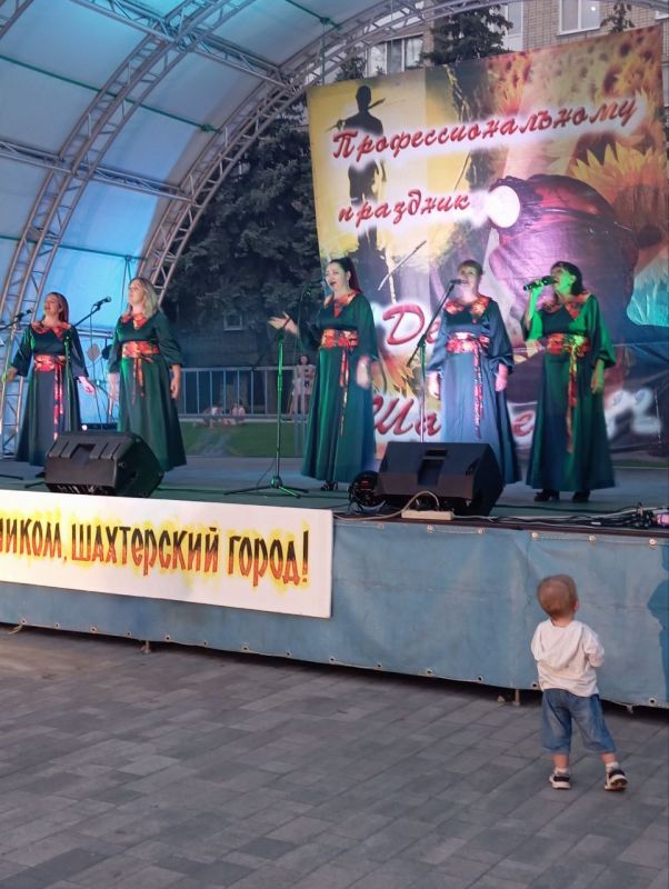 В День шахтёра на центральной городской площади Мира для антрацитовцев состоялся праздничный концерт В День шахтёра на центральной городской площади Мира для антрацитовцев состоялся праздничный концерт