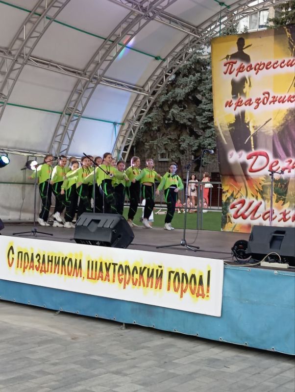 В День шахтёра на центральной городской площади Мира для антрацитовцев состоялся праздничный концерт В День шахтёра на центральной городской площади Мира для антрацитовцев состоялся праздничный концерт