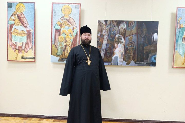 Икона с головой пса и Бог Отец в виде ангела: В Луганск привезли выставку храмовой росписи времен Ивана Грозного Икона с головой пса и Бог Отец в виде ангела: В Луганск привезли выставку храмовой росписи времен Ивана Грозного