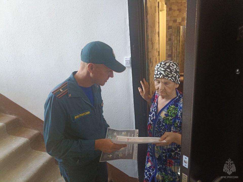 Сотрудники МЧС провели в Рубежном профилактические беседы с жителями о пожарной безопасности перед началом отопительного сезона Сотрудники МЧС провели в Рубежном профилактические беседы с жителями о пожарной безопасности перед началом отопительного сезона