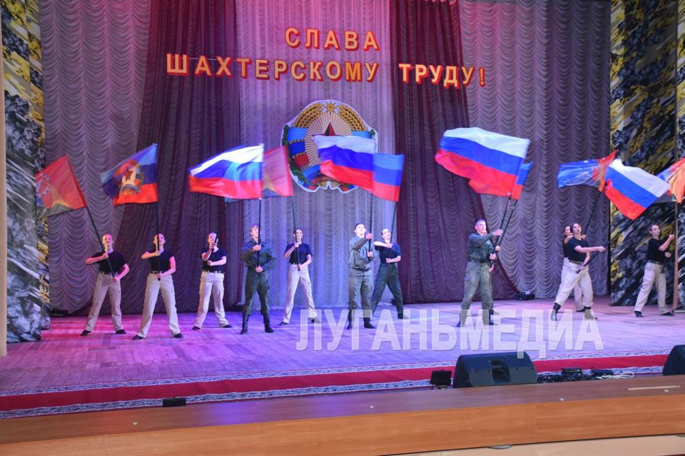 Глава республики поздравил шахтеров с профессиональным праздником в Стаханове Глава республики поздравил шахтеров с профессиональным праздником в Стаханове