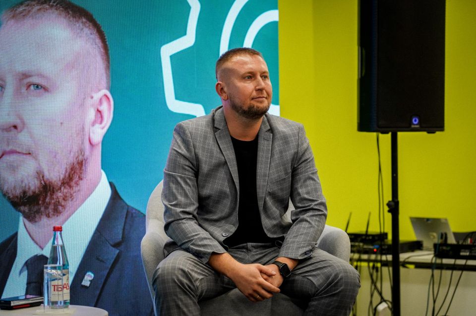 Время полезной программы. На Форуме работающей молодёжи участники смогли пообщаться на равных с первыми лицами региона — представителями власти и ведущих предприятий ЛНР Время полезной программы. На Форуме работающей молодёжи участники смогли пообщаться на равных с первыми лицами региона — представителями власти и ведущих предприятий ЛНР
