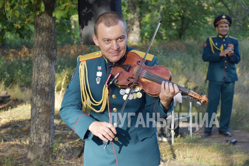 Юбилейные фанфары Красного Луча звучали сегодня во Дворце культуры им. В. И. Ленина Юбилейные фанфары Красного Луча звучали сегодня во Дворце культуры им. В. И. Ленина
