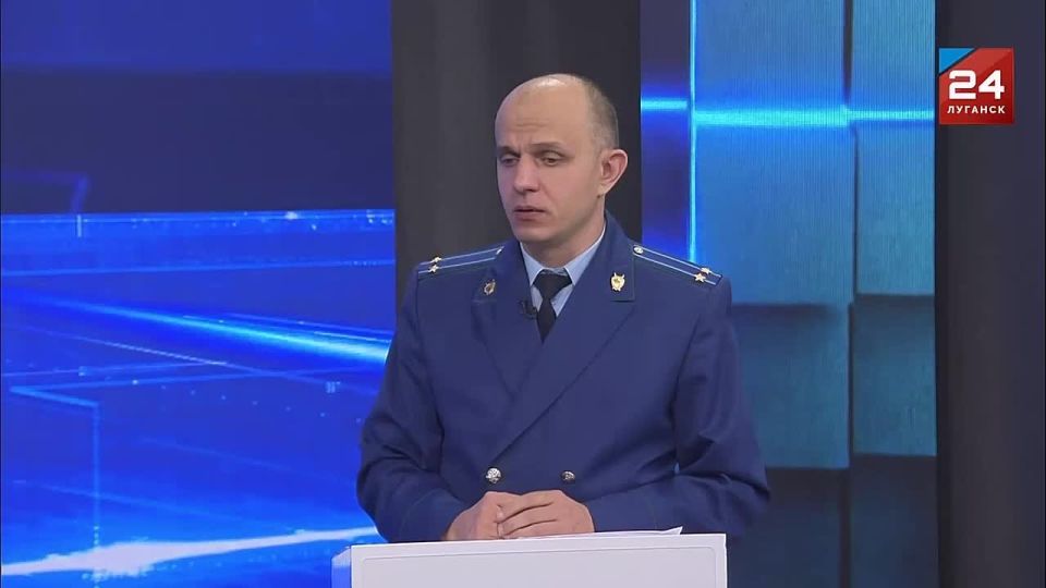 Что делать гражданину, обратившему внимание на человека, который подозрительно ведет себя, что-то фотографирует записывает и тд.?