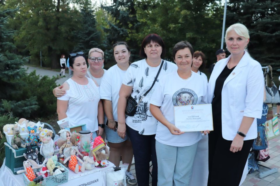В День города на площади у памятника Алексею Стаханову прошла выставка «Город мастеров» В День города на площади у памятника Алексею Стаханову прошла выставка «Город мастеров»