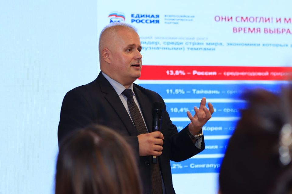 Время полезной программы. На Форуме работающей молодёжи участники смогли пообщаться на равных с первыми лицами региона — представителями власти и ведущих предприятий ЛНР Время полезной программы. На Форуме работающей молодёжи участники смогли пообщаться на равных с первыми лицами региона — представителями власти и ведущих предприятий ЛНР