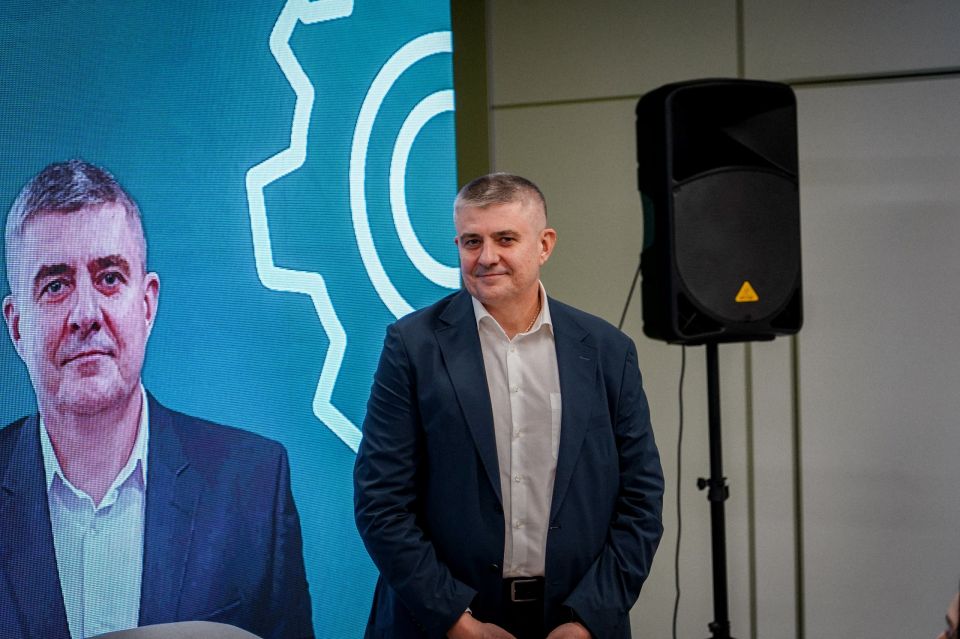 Время полезной программы. На Форуме работающей молодёжи участники смогли пообщаться на равных с первыми лицами региона — представителями власти и ведущих предприятий ЛНР Время полезной программы. На Форуме работающей молодёжи участники смогли пообщаться на равных с первыми лицами региона — представителями власти и ведущих предприятий ЛНР