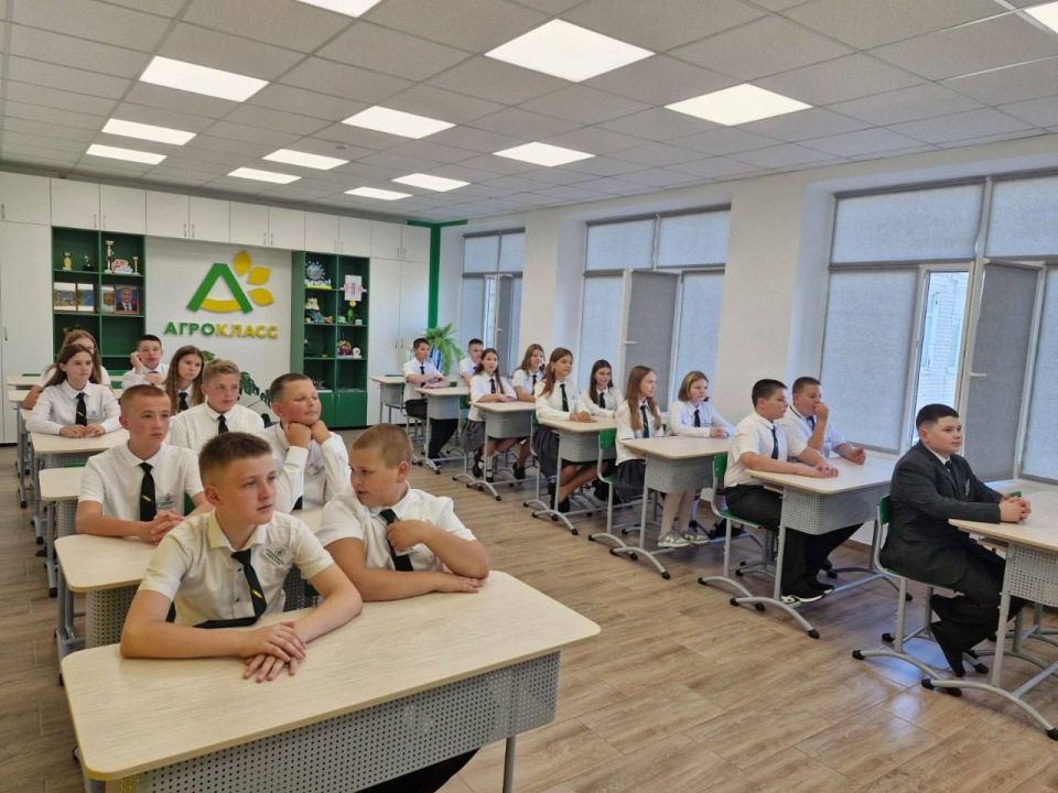 Первый раз — в агрокласс. Сегодня 585 классов с агротехнологическим профилем открыли свои двери перед будущими специалистами сельского хозяйства Первый раз — в агрокласс. Сегодня 585 классов с агротехнологическим профилем открыли свои двери перед будущими специалистами сельского хозяйства