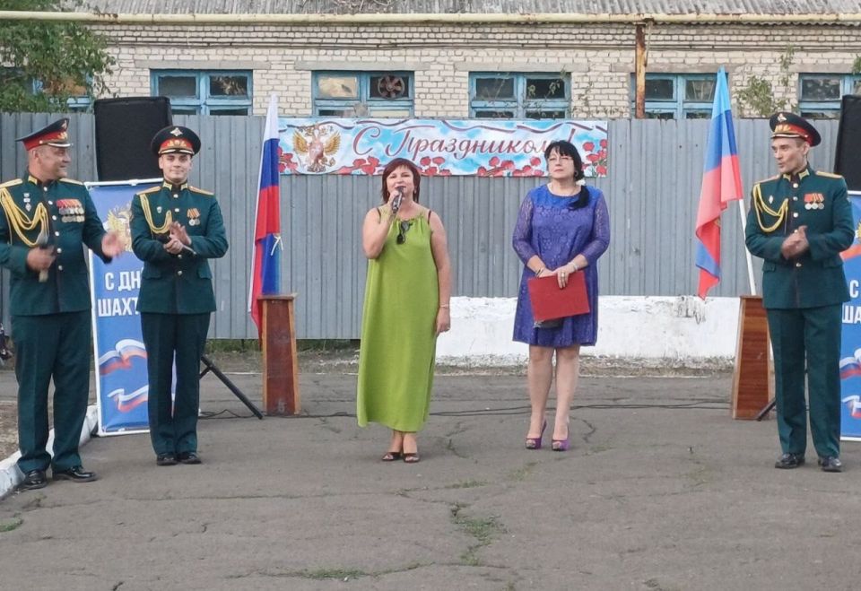 В центральном сквере посёлка городского типа Дубовский, состоялся праздничный концерт «Мой славный край шахтёрский», посвящённый Дню шахтёра и Дню посёлка В центральном сквере посёлка городского типа Дубовский, состоялся праздничный концерт «Мой славный край шахтёрский», посвящённый Дню шахтёра и Дню посёлка