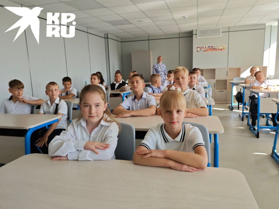 Школьные пирожные и первые дежурные в новой столовой Школьные пирожные и первые дежурные в новой столовой