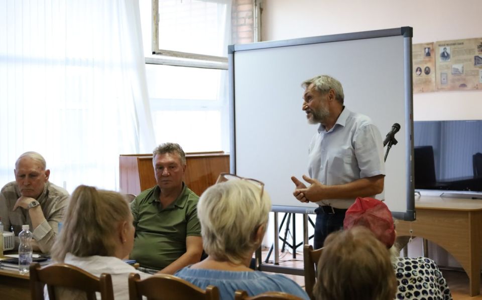 Литературный час, посвященный рекорду Алексея Стаханова, прошел в Луганской молодёжной библиотеке Литературный час, посвященный рекорду Алексея Стаханова, прошел в Луганской молодёжной библиотеке