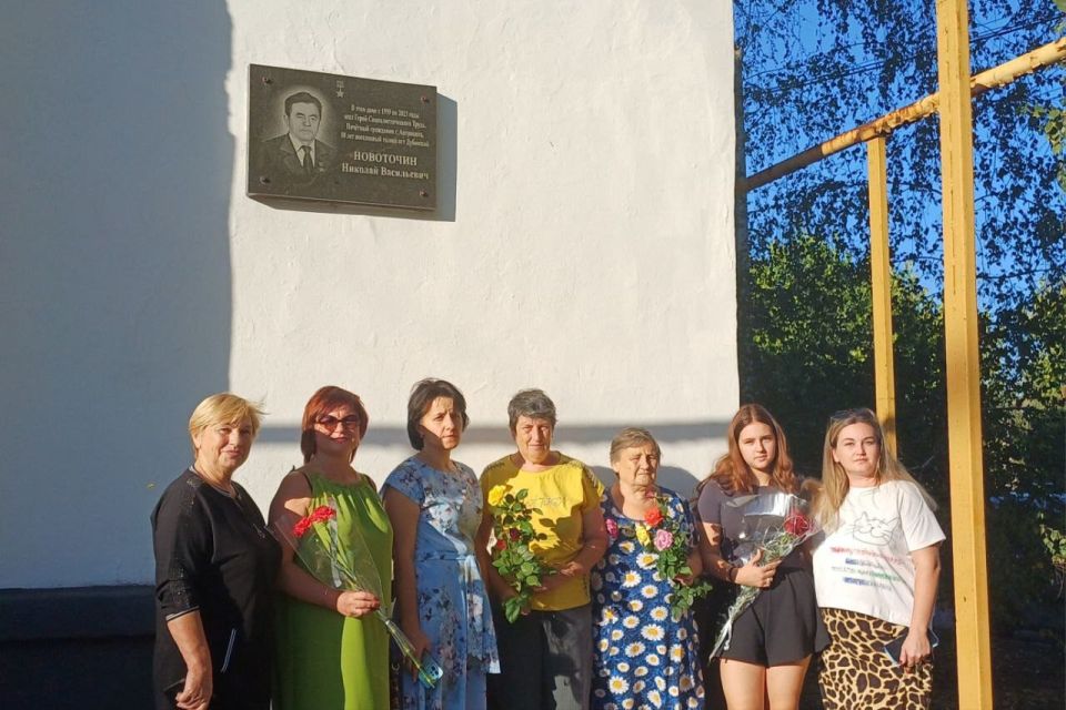В шахтёрском посёлке Дубовский делегации поселковой администрации, организаций, учебных учреждений, представители общественности традиционно возложили цветы к памятнику «Сын Донбасса», к мемориальной доске Героя... В шахтёрском посёлке Дубовский делегации поселковой администрации, организаций, учебных учреждений, представители общественности традиционно возложили цветы к памятнику «Сын Донбасса», к мемориальной доске Героя...