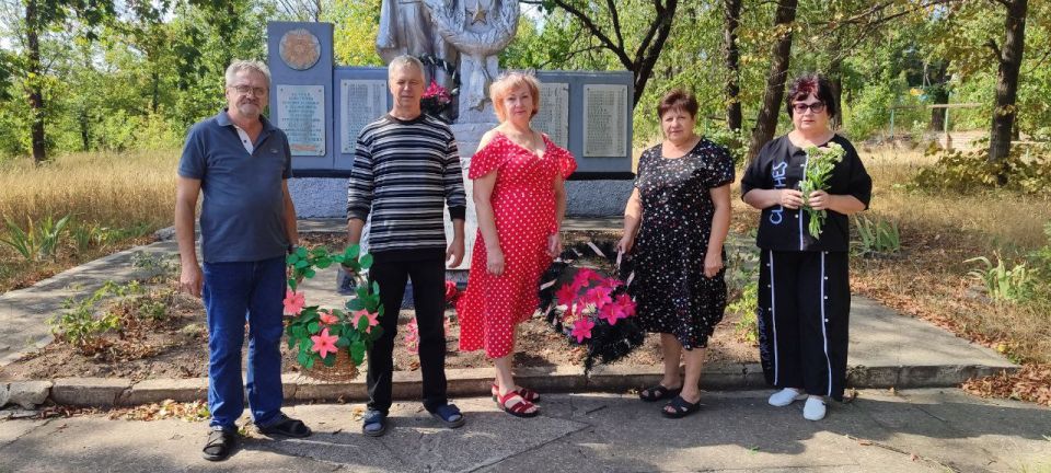 Первого сентября в День освобождения города Красный Луч от немецко-фашистских захватчиков на Братских могилах и мемориалах округа, в память обо всех погибших защитниках и освободителях, прошли церемонии возложения цветов и... Первого сентября в День освобождения города Красный Луч от немецко-фашистских захватчиков на Братских могилах и мемориалах округа, в память обо всех погибших защитниках и освободителях, прошли церемонии возложения цветов и...