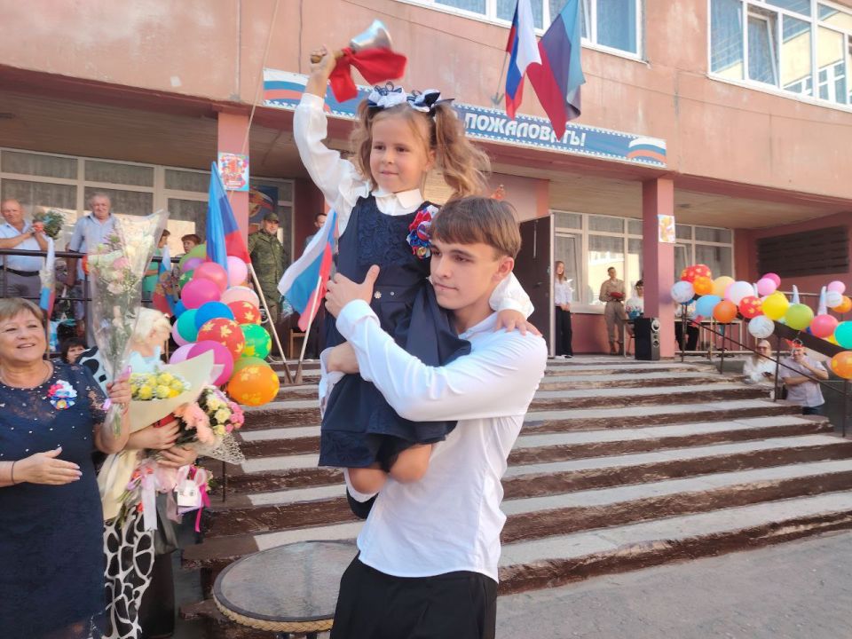 Сергей Соловьев: Для всех школьников Краснолучского округа сегодня прозвенел первый звонок, ознаменовав начало нового учебного года Сергей Соловьев: Для всех школьников Краснолучского округа сегодня прозвенел первый звонок, ознаменовав начало нового учебного года