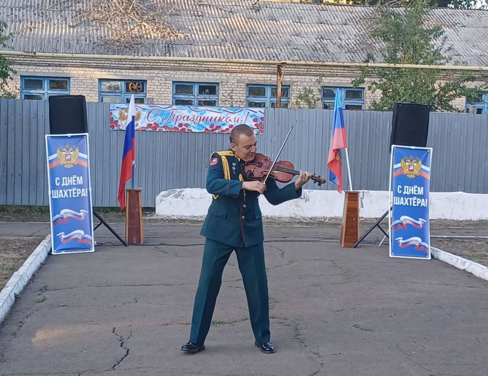 В центральном сквере посёлка городского типа Дубовский, состоялся праздничный концерт «Мой славный край шахтёрский», посвящённый Дню шахтёра и Дню посёлка В центральном сквере посёлка городского типа Дубовский, состоялся праздничный концерт «Мой славный край шахтёрский», посвящённый Дню шахтёра и Дню посёлка