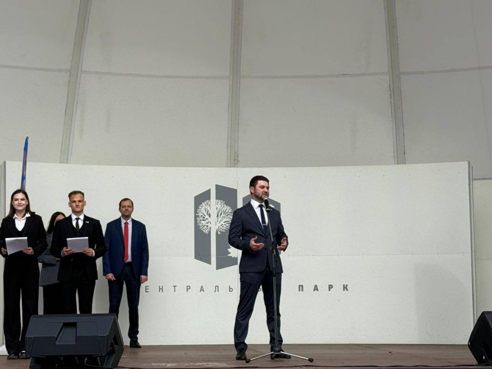 Василий Носков: Друзья, с Днём знаний!. 1 сентября – это всегда особенный день, когда я вспоминаю свои школьные и студенческие годы, полные энергии и новых открытий! Сегодня поздравил тысячи молодых людей, вступающих в новый... Василий Носков: Друзья, с Днём знаний!. 1 сентября – это всегда особенный день, когда я вспоминаю свои школьные и студенческие годы, полные энергии и новых открытий! Сегодня поздравил тысячи молодых людей, вступающих в новый...