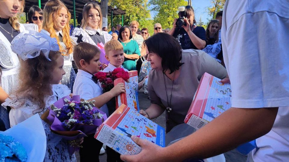 Помощь тем, кто нуждается: «Единая Россия» продолжает акцию «Собери ребёнка в школу» в Антрацитовском округе Помощь тем, кто нуждается: «Единая Россия» продолжает акцию «Собери ребёнка в школу» в Антрацитовском округе