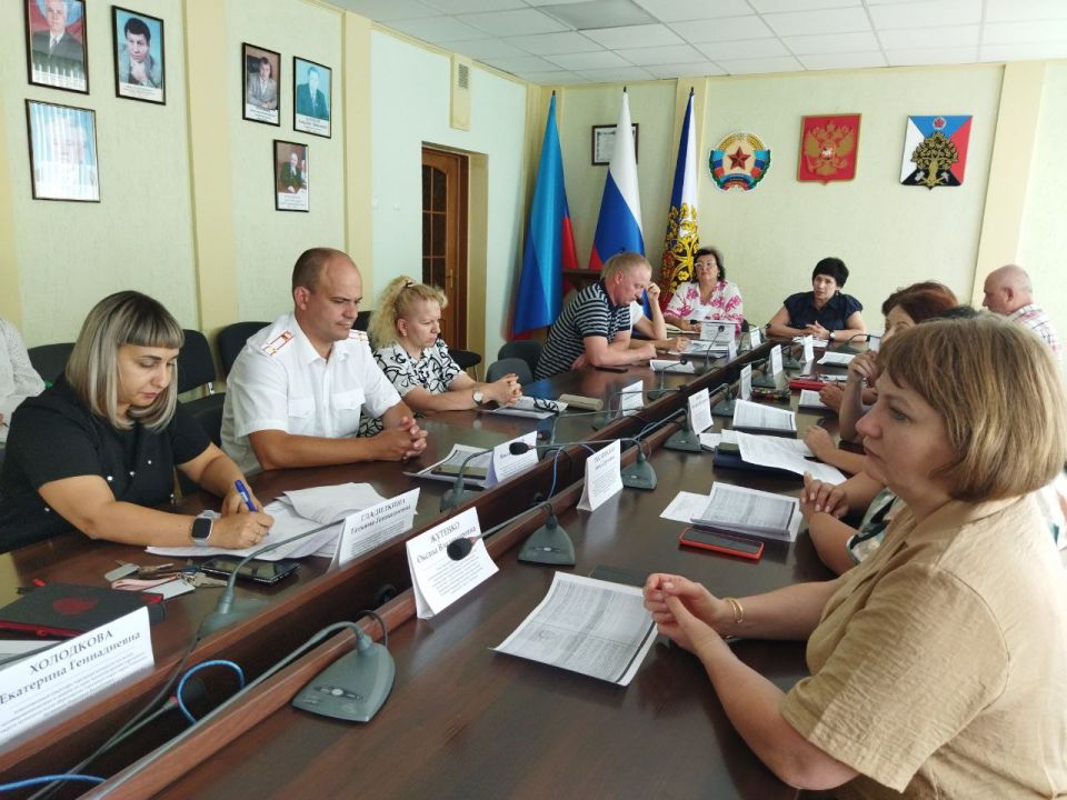 Сегодня в Администрации городского округа город Ровеньки состоялось внеочередное заседание городской комиссии по делам несовершеннолетних и защите их прав Сегодня в Администрации городского округа город Ровеньки состоялось внеочередное заседание городской комиссии по делам несовершеннолетних и защите их прав