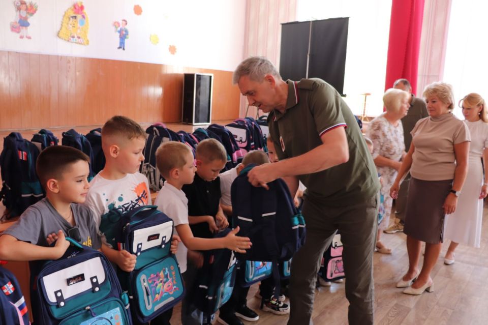 Первоклассники Стаханова получили рюкзаки и канцелярские принадлежности ко Дню знаний от губернатора Омской области Первоклассники Стаханова получили рюкзаки и канцелярские принадлежности ко Дню знаний от губернатора Омской области