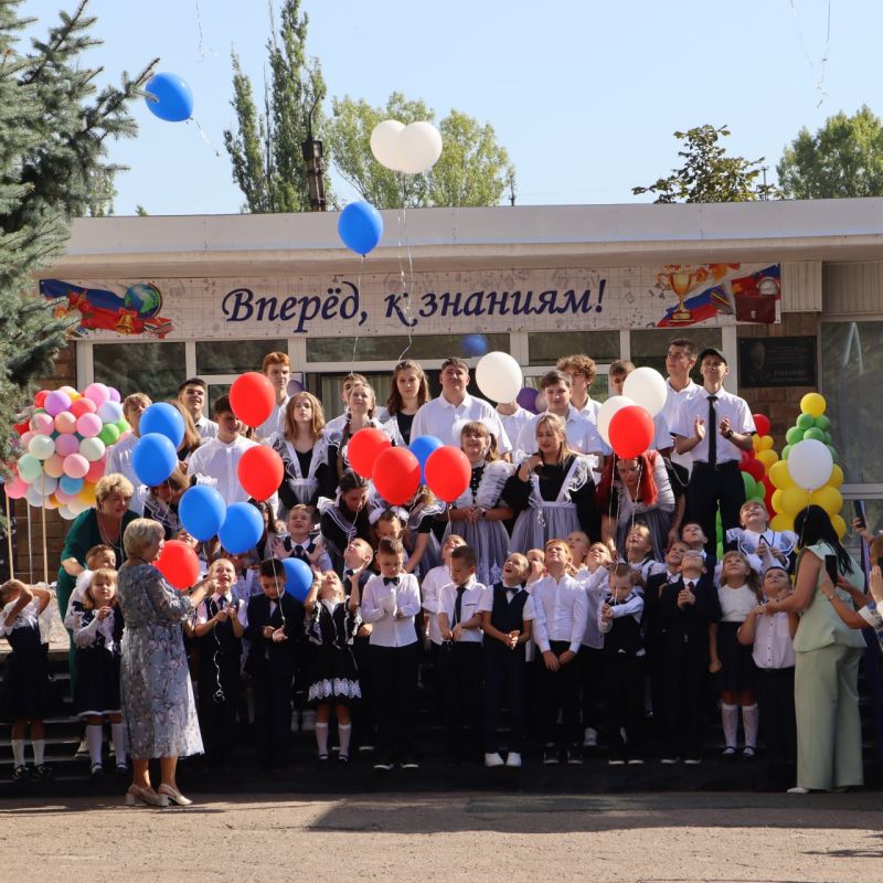 Сегодня, в День знаний, посетила две торжественные линейки — в школе № 18 имени В. Болотова и в школе № 9 имени А. Стаханова Сегодня, в День знаний, посетила две торжественные линейки — в школе № 18 имени В. Болотова и в школе № 9 имени А. Стаханова