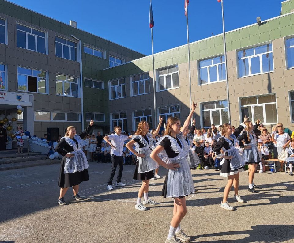 Букеты цветов, банты и шары, радостные первоклассники и взволнованные родители – сегодня во всех школах и гимназиях города прошли торжественные линейки, посвященные празднику Первого звонка Букеты цветов, банты и шары, радостные первоклассники и взволнованные родители – сегодня во всех школах и гимназиях города прошли торжественные линейки, посвященные празднику Первого звонка