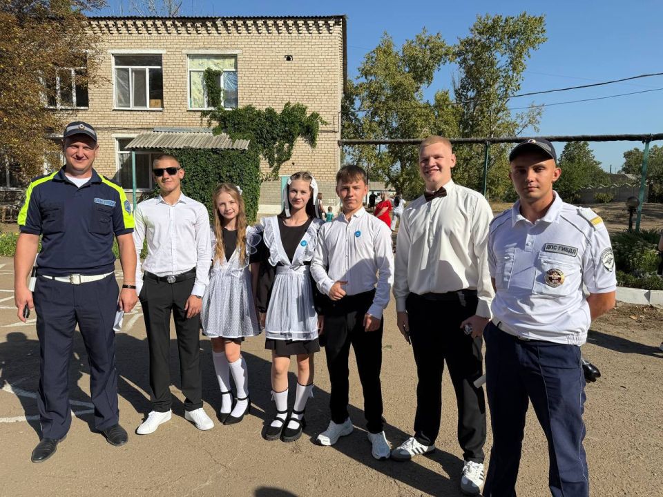 В День Знаний сотрудники Госавтоинспекции поздравляли детей и взрослых с началом учебного года и напоминали о важном-соблюдении ПДД В День Знаний сотрудники Госавтоинспекции поздравляли детей и взрослых с началом учебного года и напоминали о важном-соблюдении ПДД