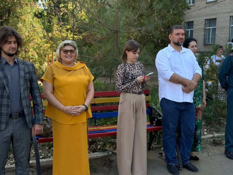 Сегодня, в День знаний, от имени Администрации и всего коллектива ГУП ЛНР "ЛУГАНСКВОДА" в лице председателя Первичной профсоюзной организации Елены Петренко поздравила школьников, а также первоклассников ГБОУ ЛНР «Луганской... Сегодня, в День знаний, от имени Администрации и всего коллектива ГУП ЛНР "ЛУГАНСКВОДА" в лице председателя Первичной профсоюзной организации Елены Петренко поздравила школьников, а также первоклассников ГБОУ ЛНР «Луганской...