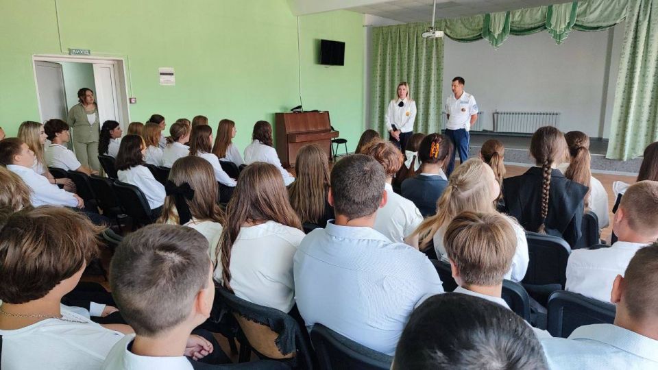 В День знаний сотрудники Госавтоинспекции ОМВД России «Новоайдарсаий» поздравили всех с началом учебного года и напомнили детям и взрослым о соблюдении Правил Дорожного Движения В День знаний сотрудники Госавтоинспекции ОМВД России «Новоайдарсаий» поздравили всех с началом учебного года и напомнили детям и взрослым о соблюдении Правил Дорожного Движения