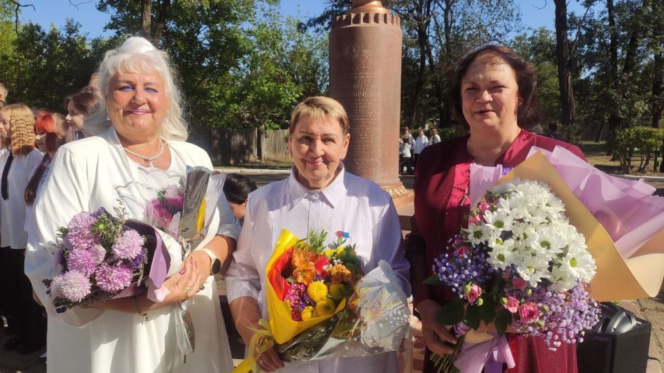Депутаты и активисты Стахановского местного отделения партии «Единая Россия» посетили торжественные линейки Депутаты и активисты Стахановского местного отделения партии «Единая Россия» посетили торжественные линейки