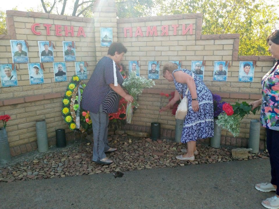 Первого сентября в День освобождения города Красный Луч от немецко-фашистских захватчиков на Братских могилах и мемориалах округа, в память обо всех погибших защитниках и освободителях, прошли церемонии возложения цветов и... Первого сентября в День освобождения города Красный Луч от немецко-фашистских захватчиков на Братских могилах и мемориалах округа, в память обо всех погибших защитниках и освободителях, прошли церемонии возложения цветов и...