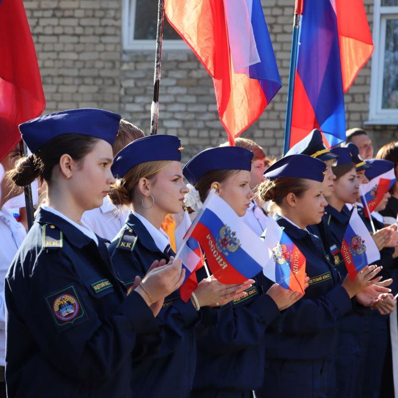 Сегодня, в День знаний, посетила две торжественные линейки — в школе № 18 имени В. Болотова и в школе № 9 имени А. Стаханова Сегодня, в День знаний, посетила две торжественные линейки — в школе № 18 имени В. Болотова и в школе № 9 имени А. Стаханова