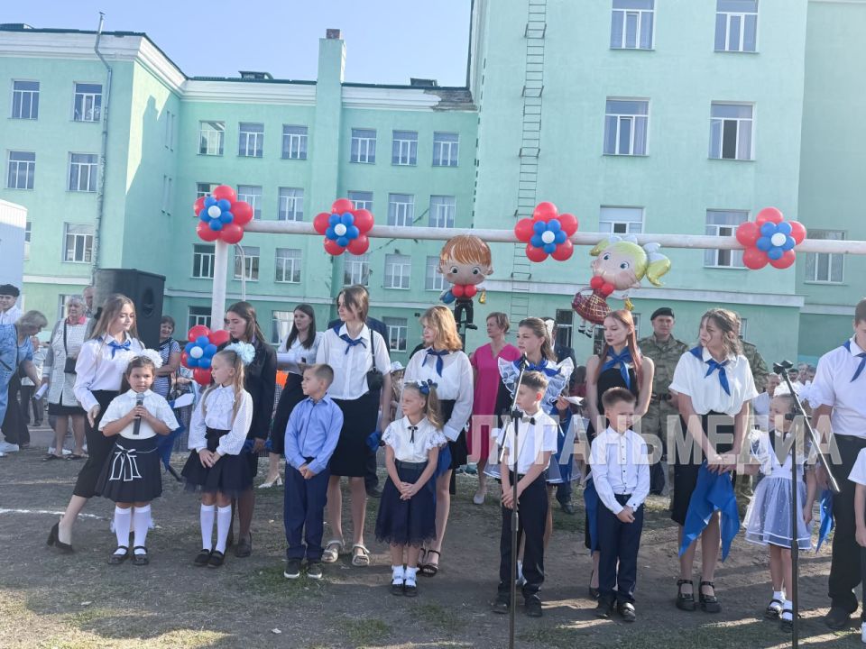 Торжественная линейка прошла в луганской школе № 25 Торжественная линейка прошла в луганской школе № 25