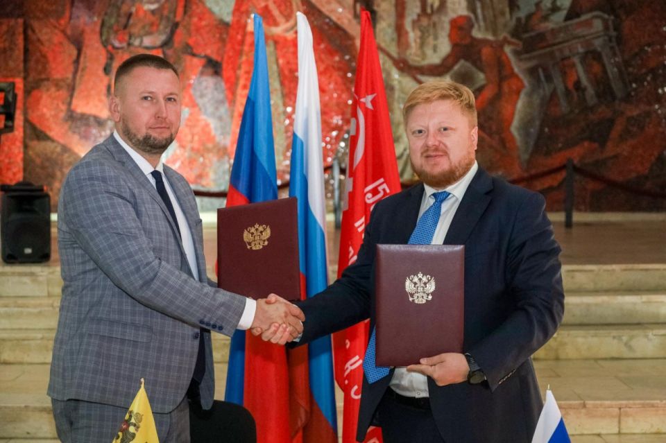 Денис Мирошниченко и Иван Кусов подписали Соглашение о взаимодействии между РО РВИО в ЛНР и Министерством образования и науки ЛНР Денис Мирошниченко и Иван Кусов подписали Соглашение о взаимодействии между РО РВИО в ЛНР и Министерством образования и науки ЛНР