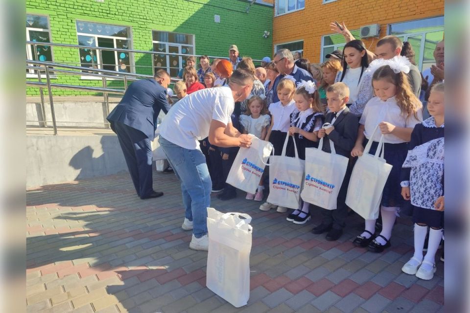 «Единая Россия» передала подарки школьникам ко Дню знаний «Единая Россия» передала подарки школьникам ко Дню знаний