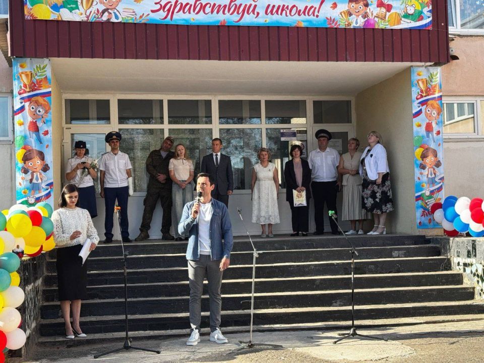 Сергей Колягин: С особым волнением и радостью встретились сегодня на торжественной линейке, посвященной Первому звонку, с первоклассниками и учащимися Первомайской специализированной средней школы № 6 имени Евгения Ищенко Сергей Колягин: С особым волнением и радостью встретились сегодня на торжественной линейке, посвященной Первому звонку, с первоклассниками и учащимися Первомайской специализированной средней школы № 6 имени Евгения Ищенко