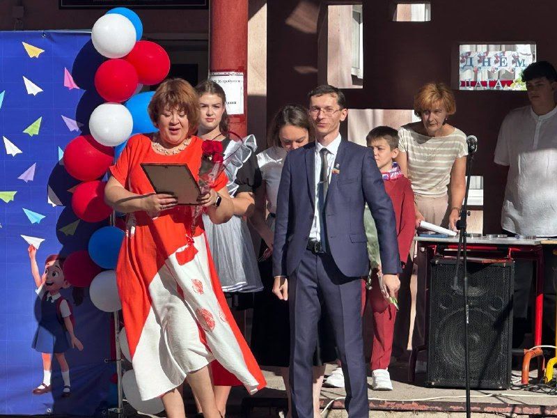 1 сентября депутаты Совета городского округа города Луганска традиционно посетили линейки, посвященные Дню знаний, в учреждениях образования своих депутатских округов 1 сентября депутаты Совета городского округа города Луганска традиционно посетили линейки, посвященные Дню знаний, в учреждениях образования своих депутатских округов
