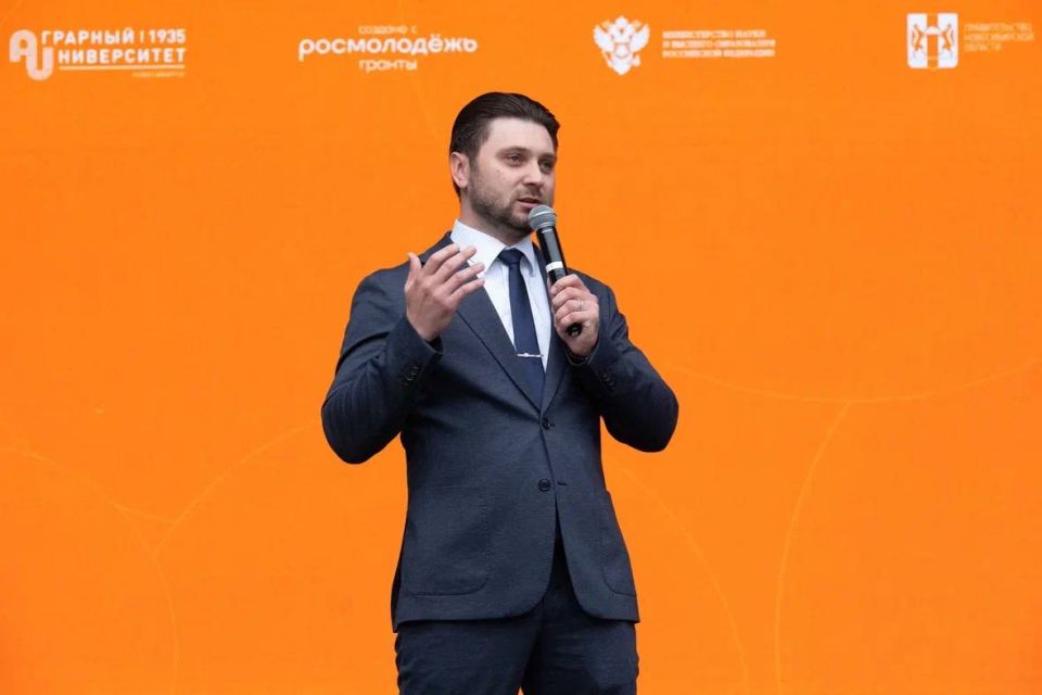 Василий Носков: Друзья, с Днём знаний!. 1 сентября – это всегда особенный день, когда я вспоминаю свои школьные и студенческие годы, полные энергии и новых открытий! Сегодня поздравил тысячи молодых людей, вступающих в новый... Василий Носков: Друзья, с Днём знаний!. 1 сентября – это всегда особенный день, когда я вспоминаю свои школьные и студенческие годы, полные энергии и новых открытий! Сегодня поздравил тысячи молодых людей, вступающих в новый...