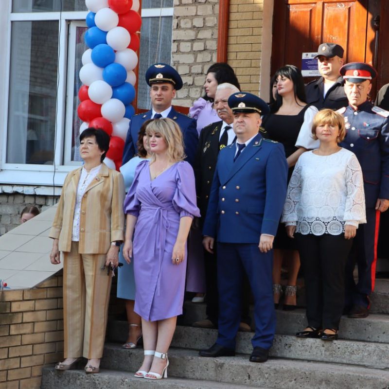 Сегодня, в День знаний, посетила две торжественные линейки — в школе № 18 имени В. Болотова и в школе № 9 имени А. Стаханова Сегодня, в День знаний, посетила две торжественные линейки — в школе № 18 имени В. Болотова и в школе № 9 имени А. Стаханова