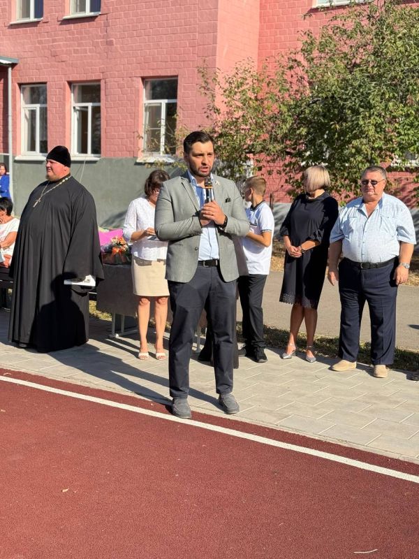 ДЕНЬ ЗНАНИЙ В ЛУГАНСКОЙ ШКОЛЕ ДЕНЬ ЗНАНИЙ В ЛУГАНСКОЙ ШКОЛЕ